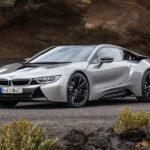 Bagi mereka penggemar BMW, rasanya pasti sudah tak awam lagi dengan model i8. Ya, mobil ini memang dikenal punya bentuk atau desain yang cukup aneh. Desain sport car BMW i8 benar-benar mengusung konsep futuristik yang berbeda dibanding mobil dua pintu lainnya. Terlebih jika dilihat dari bagian depan, mobil ini terlihat punya lekuk yang cukup indah.