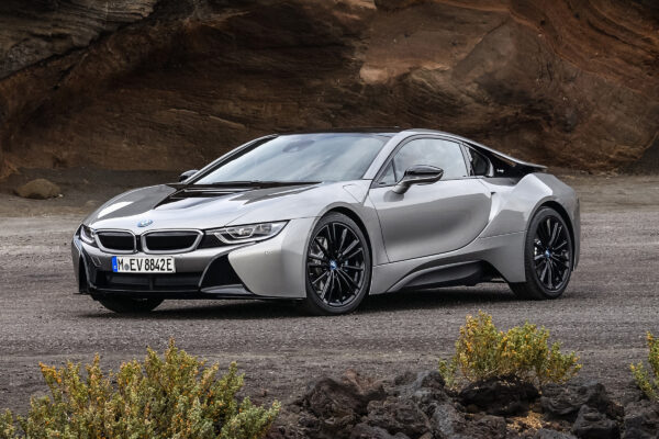 Bagi mereka penggemar BMW, rasanya pasti sudah tak awam lagi dengan model i8. Ya, mobil ini memang dikenal punya bentuk atau desain yang cukup aneh. Desain sport car BMW i8 benar-benar mengusung konsep futuristik yang berbeda dibanding mobil dua pintu lainnya. Terlebih jika dilihat dari bagian depan, mobil ini terlihat punya lekuk yang cukup indah.